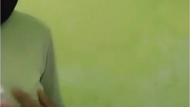 Bokep Indo Jilbab Kak Lizz Pamerin Uting